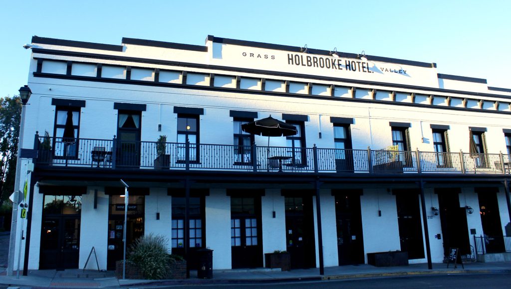 grass valley lodges image of Holbrooke Hotel at dawn