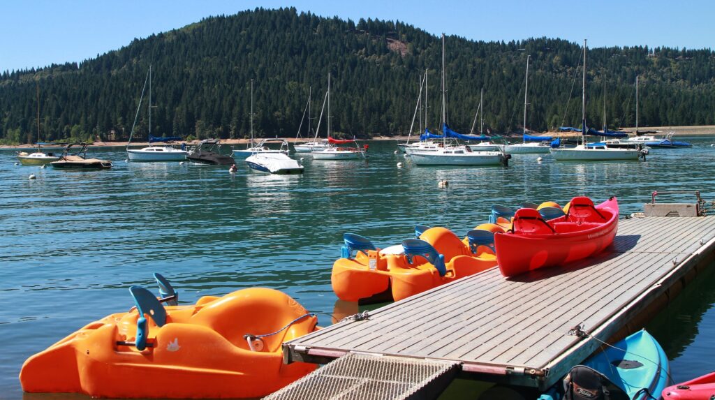 Dock with kayaks at Scotts Flat Lake